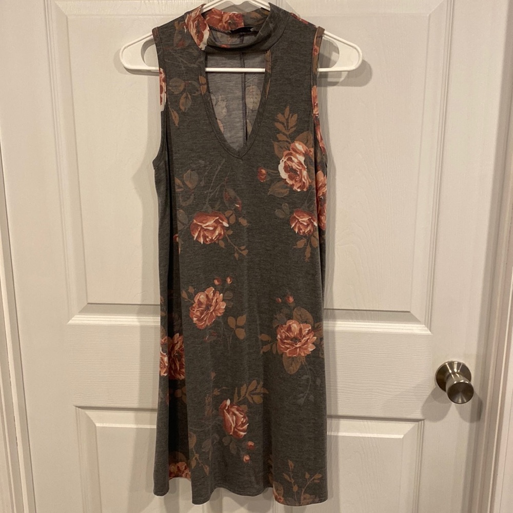 High neck with cut out, sleeveless dress.